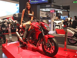Descrição: Modelo posa ao lado da Honda CB 500F (Foto: Rafael Miotto / G1)