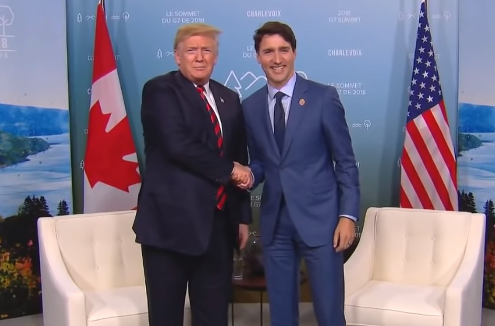 Donald Trump e Justin Trudeau se cumprimentam na reunião do G7 (Foto: Reprodução/Youtube/Casa Branca)
