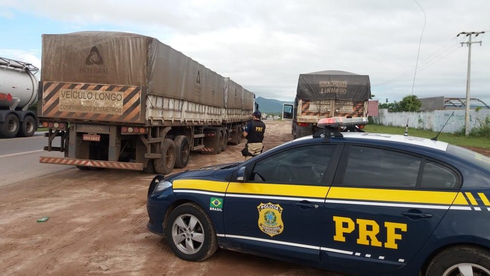 Caminhões são autuados por excesso de cargas nas rodovias do Ceará. — Foto: PRF/Divulgação