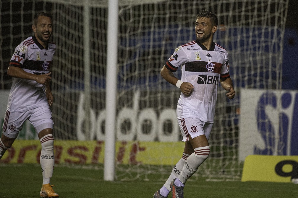 Everton Ribeiro e Arrascaeta comemoram: juntos, meias comandaram vit�ria do Flamengo � Foto: Alexandre Vidal / Flamengo