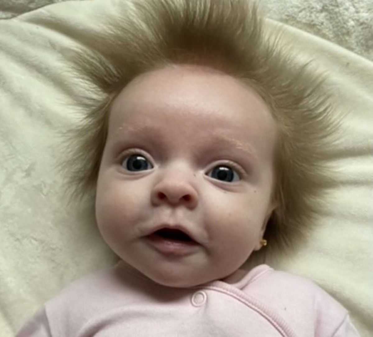 Bebê com cabelo arrepiado chama a atenção na rua | Fique por dentro ...