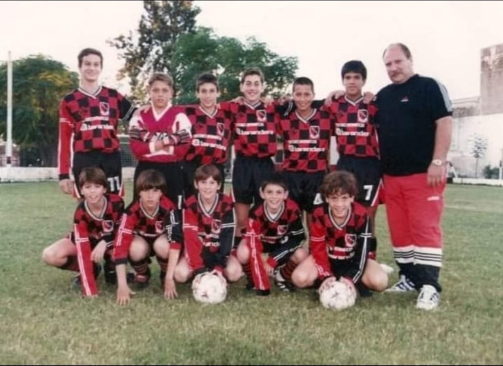O pequeno Messi, o menino com a bola à esquerda, sob o comando de Domínguez no Newell's — Foto: Arquivo Pessoal 