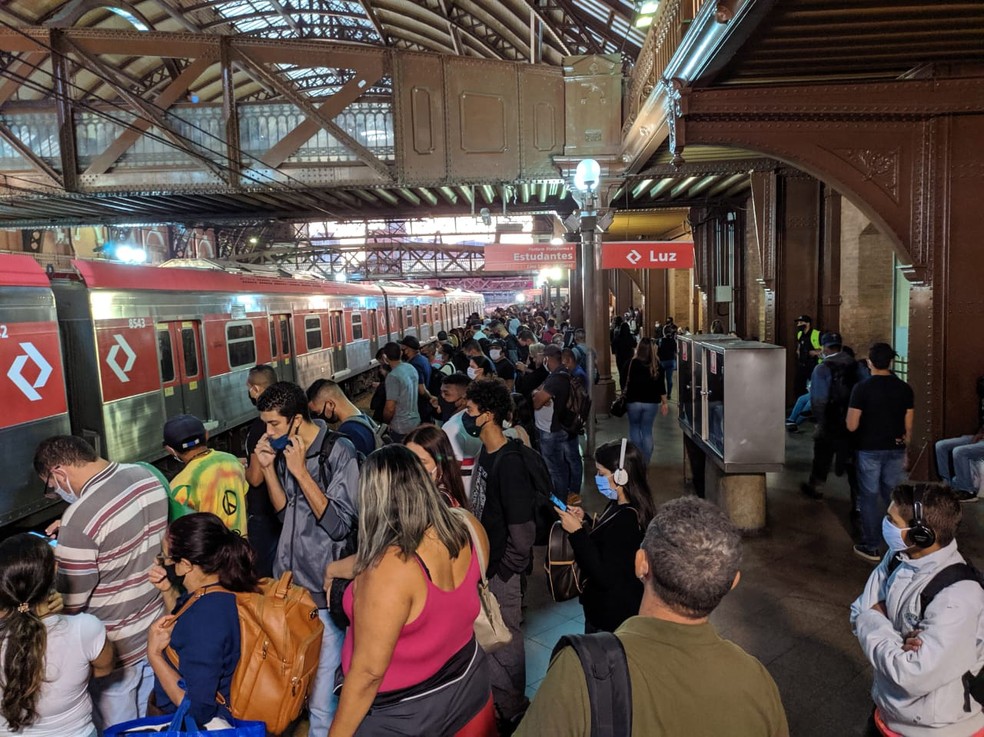 Passageiros da CPTM aguardam trem na plataforma cheia na estação Luz, no Centro de São Paulo. — Foto: Anderson Braga/Arquivo Pessoal