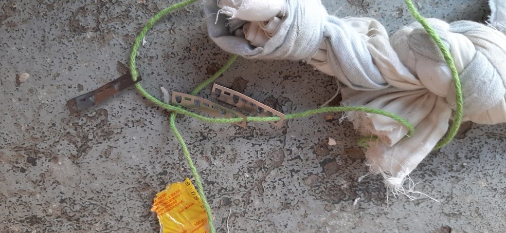 Lâminas foram retiradas de aparelhos de barbear — Foto: Divulgação