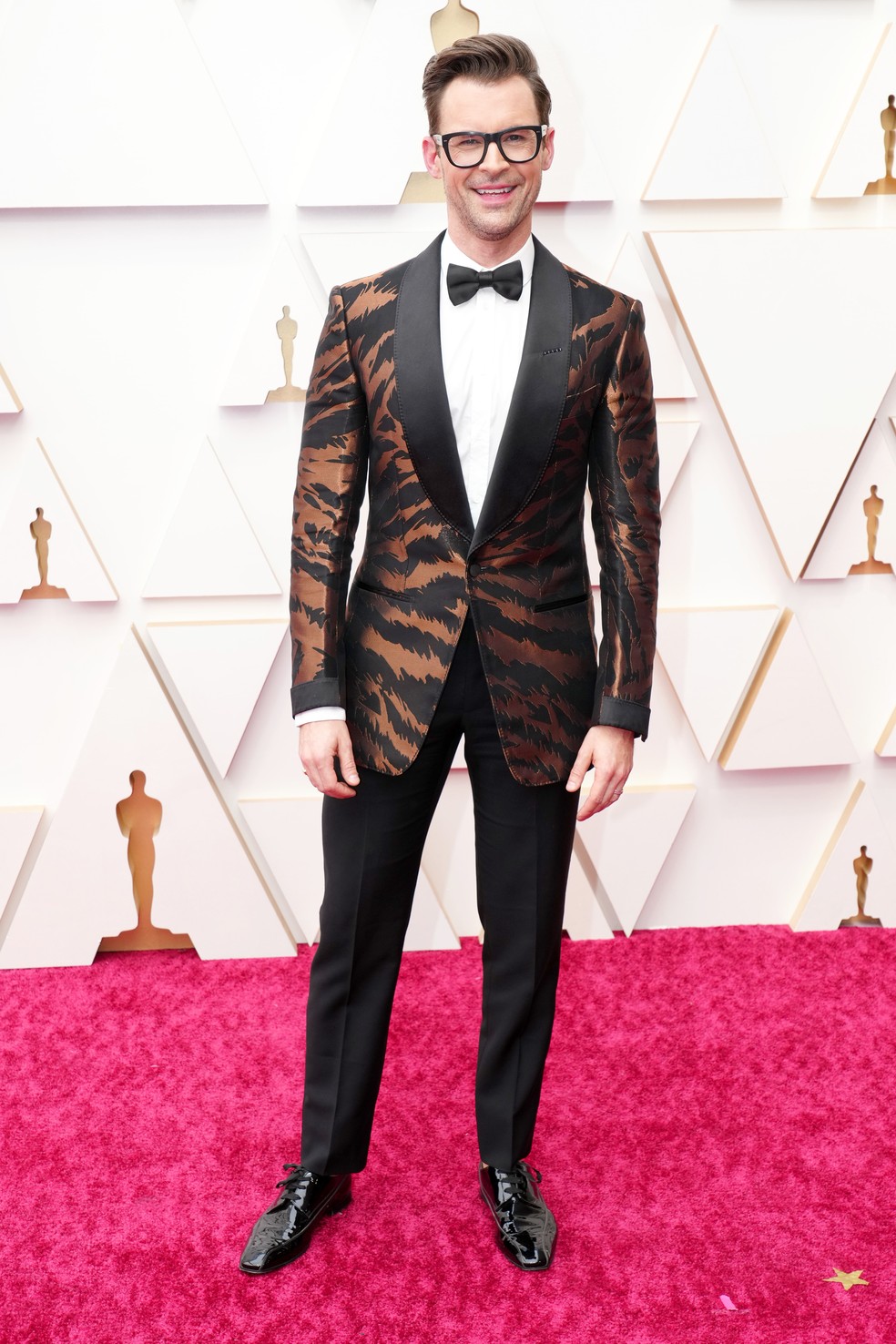 O apresentador Brad Goreski  com terno de estampa de animal no Oscar 2022 — Foto: Jeff Kravitz/ FilmMagic/ Getty Images