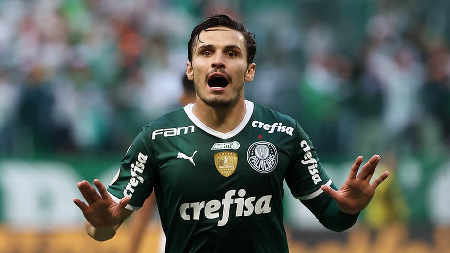 Raphael Veiga, do Palmeiras, comemora o gol marcado sobre o Flamengo