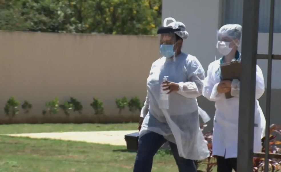 Equipes de saúde visitam pacientes com Covid em São Manuel — Foto: TV TEM/Reprodução