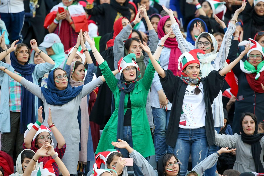 Torcedoras do Irã durante jogo das Eliminatórias para a Copa: no Catar, seleção iraniana está no grupo dos Estados Unidos