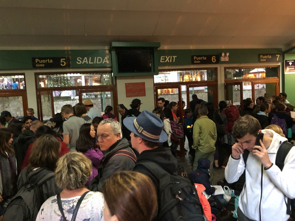 Pessoas se aglomeram em estação de trem em Machu Picchu, no Peru, após acidente ferroviário (Foto: Marcelo Carloni/TV Diário)