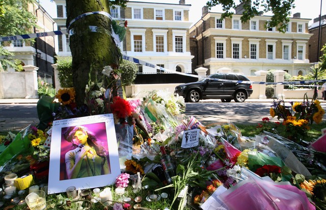 LONDON, ENGLAND - JULY 24:  Floral tributes are left outside Amy Winehouse's house on July 24, 2011 in London, England.  Singer Winehouse, 27, was found dead yesterday inside her Camden home.  (Photo by Danny Martindale/Getty Images) (Foto: Getty Images)