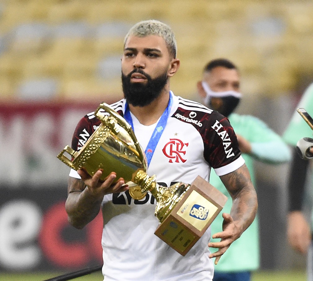Gabigol com troféu do Carioca - Flamengo x Fluminense — Foto: André Durão