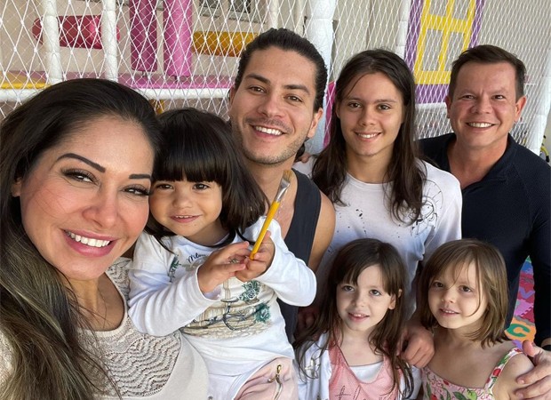 Mayra Cardi com Arthur Aguiar, Nelson Rangel, os filhos Sophia e Lucas, e as filhas de Nelson  (Foto: Reprodução/Instagram)