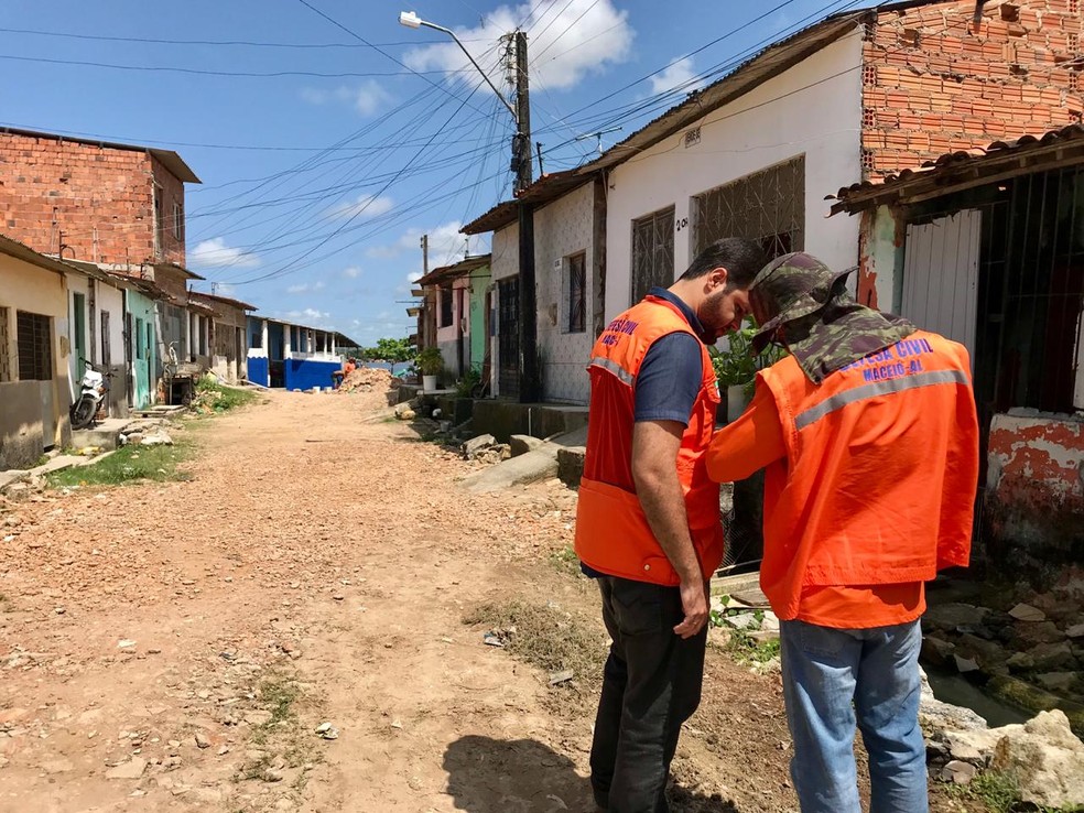 Técnicos da Defesa Civil Municipal fazendo trabalho de campo sobre fissuras no bairro do Bom Parto, em Maceió — Foto: Flávia Duarte/ Ascom Defesa Civil