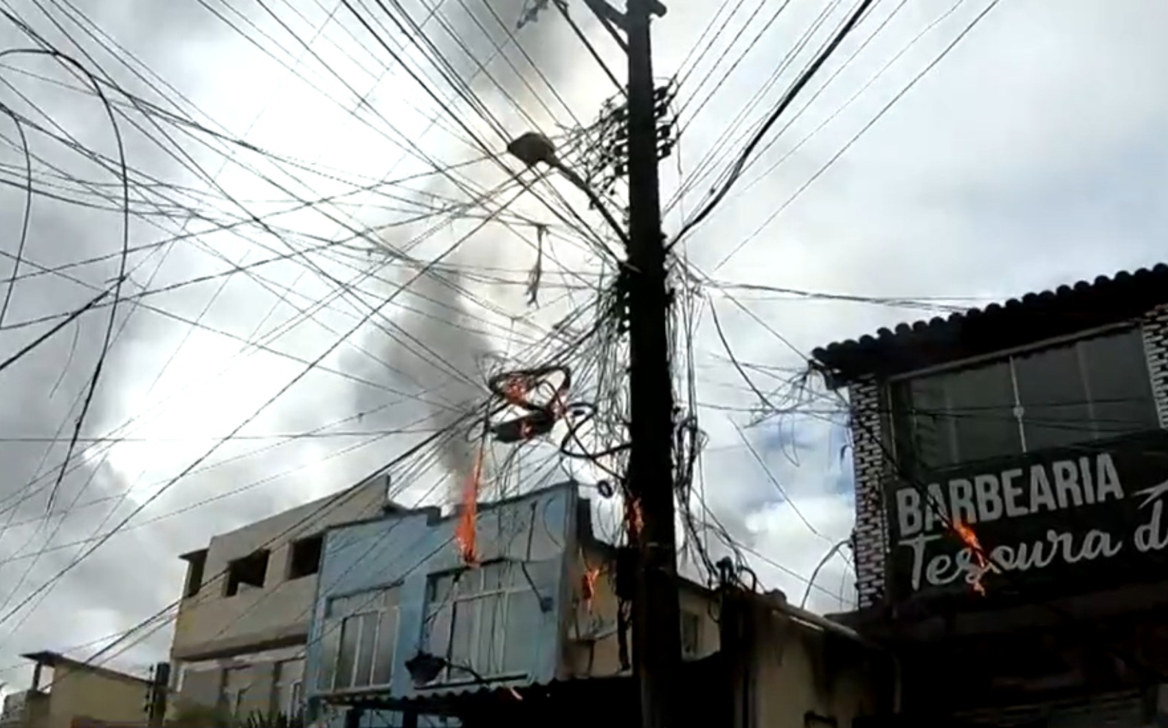 VÍDEO: fiação pega fogo em postes e assusta moradores no bairro da Federação, em Salvador
