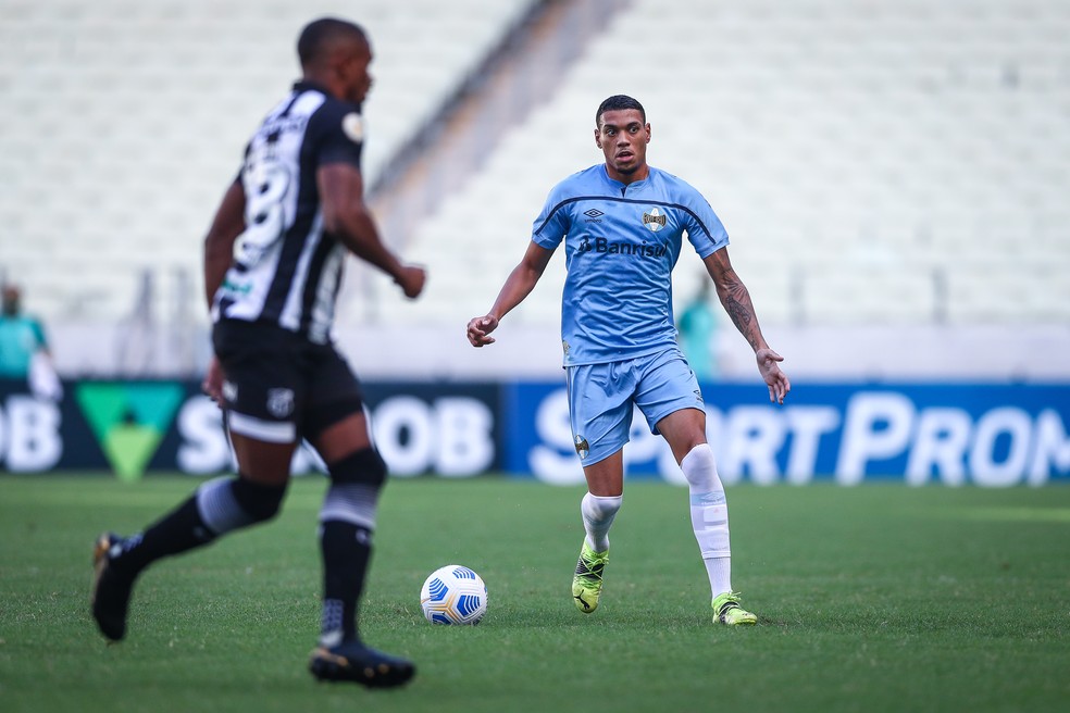Ruan esteve envolvido em lance do segundo gol do Vozão — Foto: Lucas Uebel/Grêmio