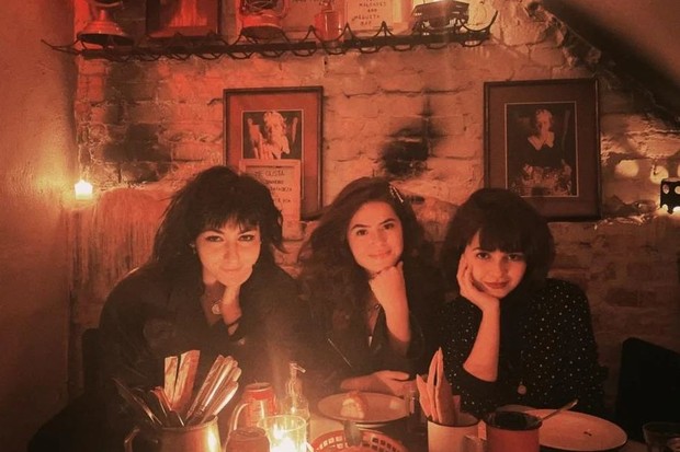 Maisa Silva e Klara Castanho com amigas (Foto: Reprodução/Instagram)