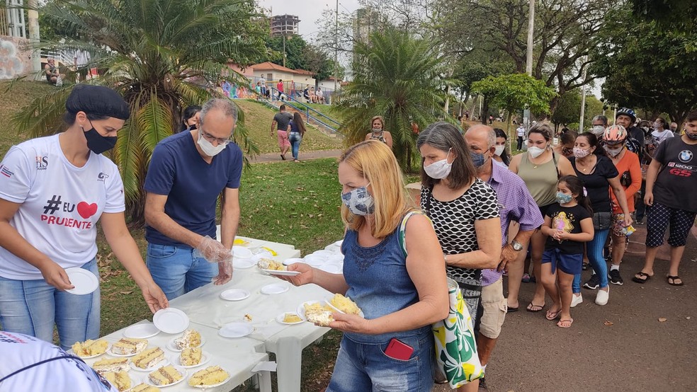 Bolo de 104 metros é servido aos moradores de Presidente Prudente — Foto: Aline Costa/G1