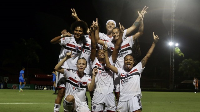 Jogadoras do São Paulo comemoram a vitória sobre o Real Brasília