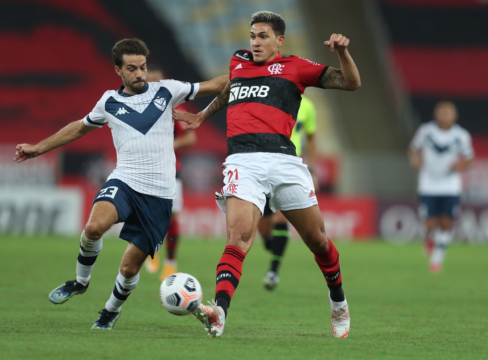 Pedro e Bouzat - Flamengo x V&eacute;lez Sarsfield - Libertadores 2021 &mdash; Foto: Staff Images/Conmebol