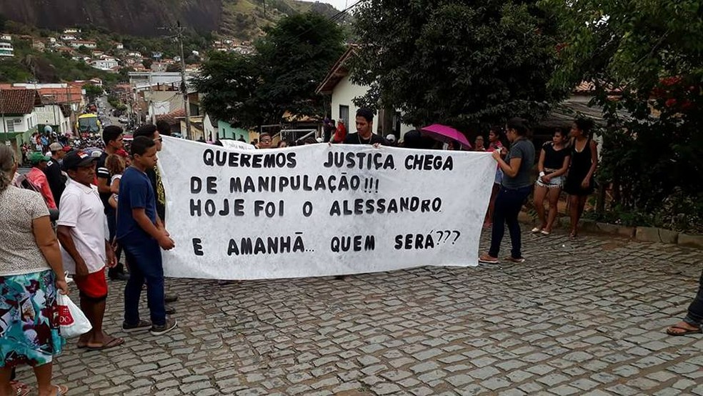 Com faixas e cartazes, moradores pediram justiça para adolescente morto por policial militar (Foto: Rick Dias/Arquivo Pessoal)