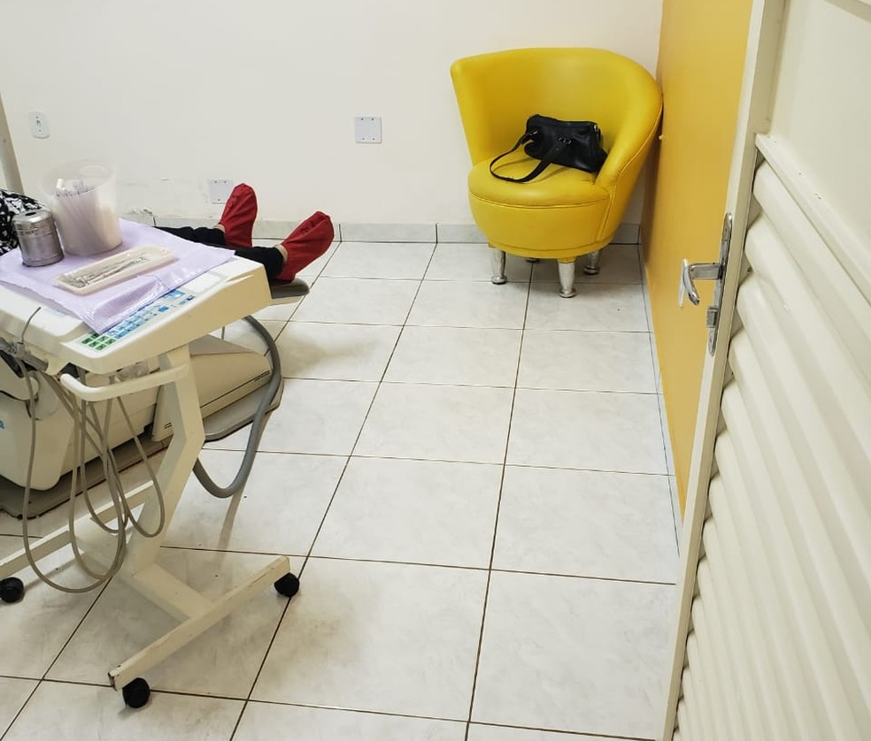 Paciente em cadeira de falsa dentista presa enquanto fazia um procedimento em São Sebastião, no DF — Foto: Polícia Civil/Divulgação