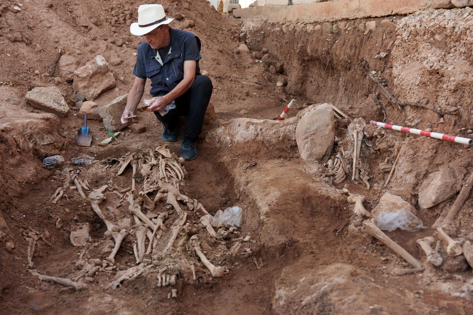 O paleoantropólogo José Ignacio Lorenzo exuma os restos mortais de pessoas mortas entre 1936 e 1939 durante a Guerra Civil Espanhola no cemitério de Belchite, perto de Saragoça  — Foto: CESAR MANSO / AFP