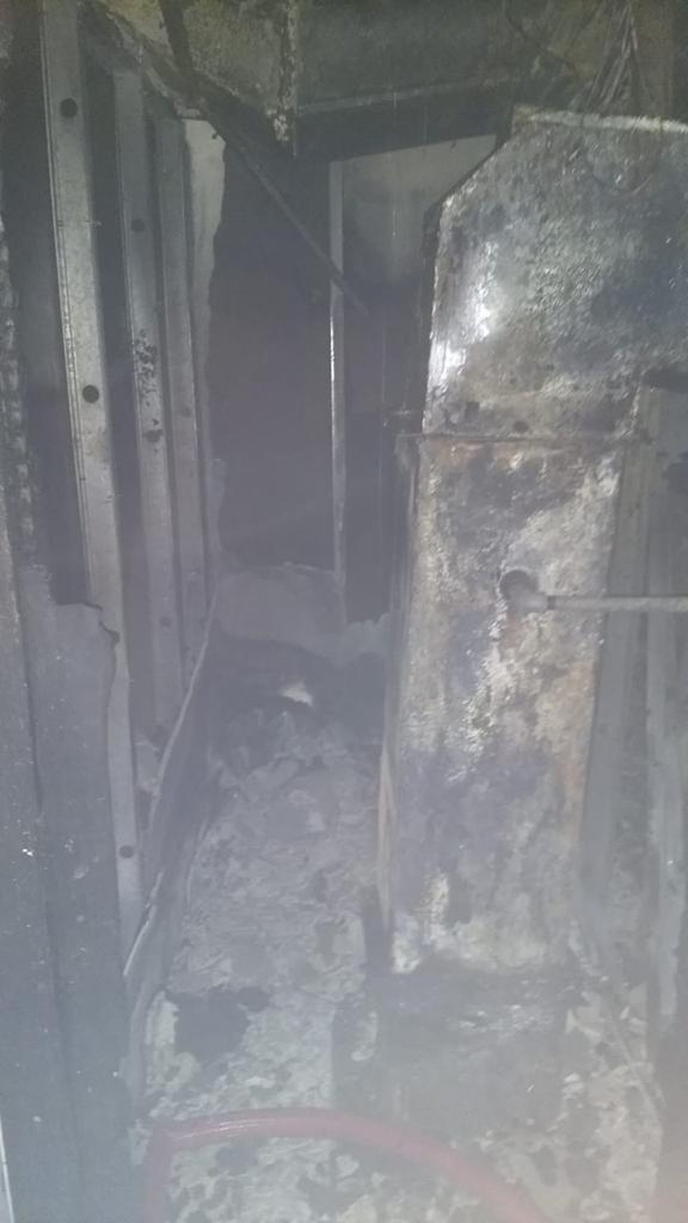 Cozinha da hamburgueria ficou destruída após o incêndio — Foto: Divulgação