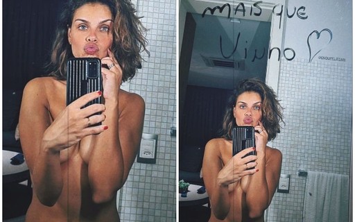 Paloma Bernardi faz selfie de topless e mostra declaração do namorado em espelho