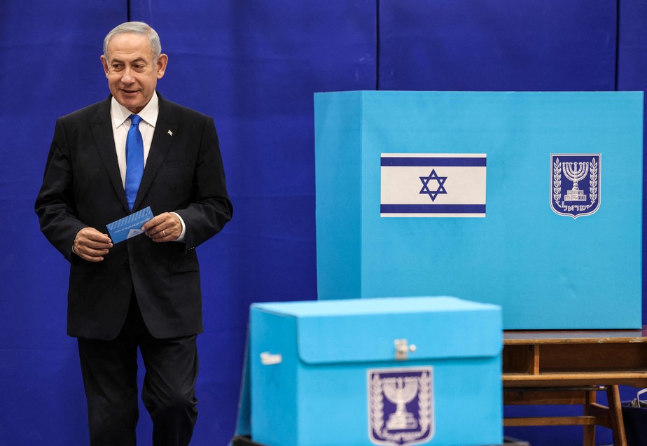 Presidente do Likud, Benjamin Netanyahu vota em Jerusalém na quinta eleição do país em menos de quatro anos