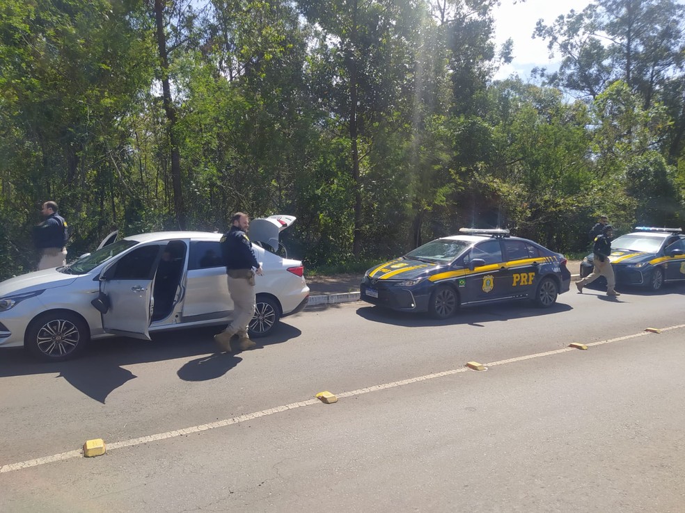 Suspeito abandonou carro e fugiu a pé, mas foi preso por agentes da PRF em São Leopoldo — Foto: PRF/Divulgação