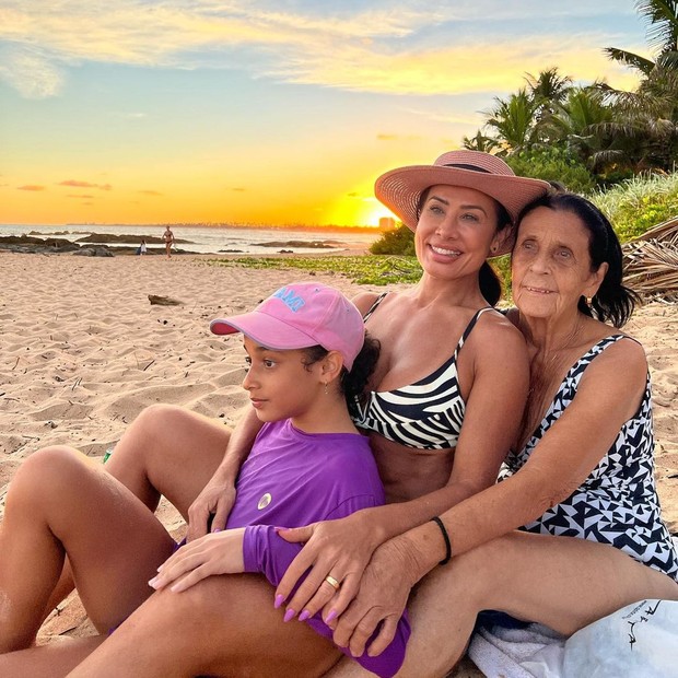 Scheila Carvalho com a mãe, Eunice, e a filha, Giulia (Foto: Reprodução/Instagram)