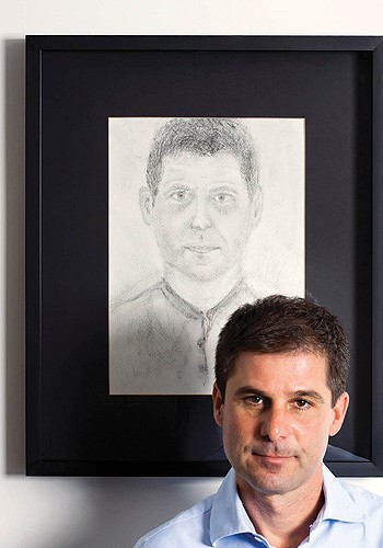 Na sala da presidência da Nextel,  Chaia e o autorretrato: ele ficou observando o próprio rosto durante meses antes de pintar o quadro (Foto: Beto Riginik)
