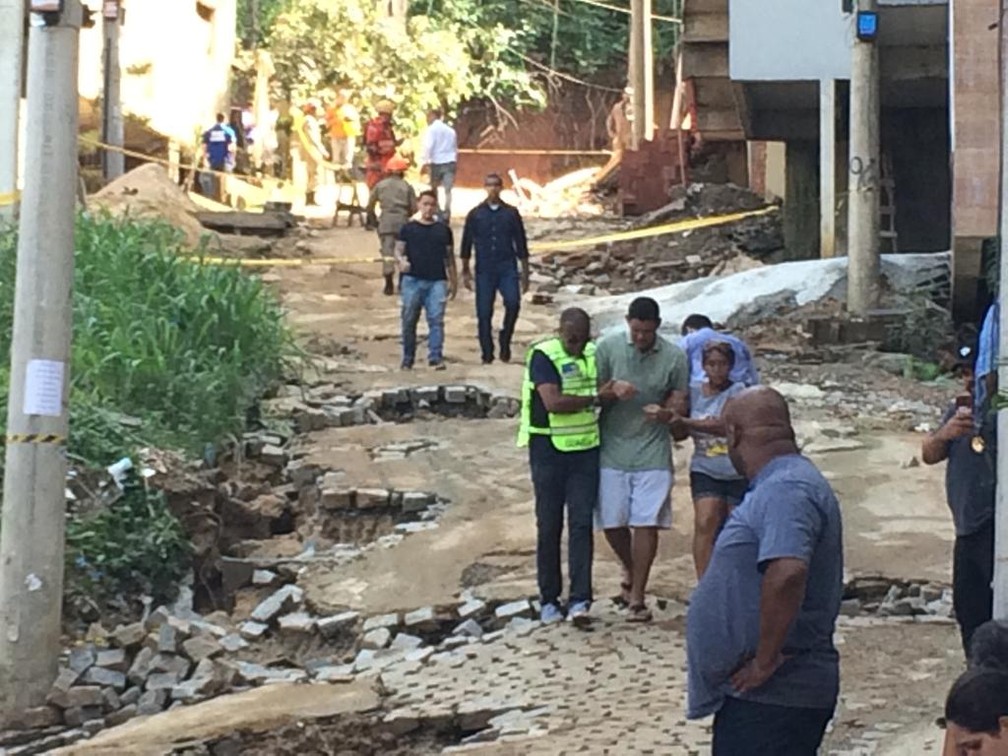Morador que busca parente desaparecido é amparado perto de área onde prédios desabaram — Foto: Alba Valéria Mendonça/G1