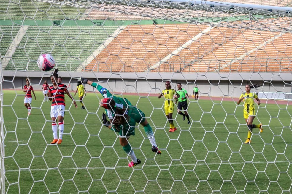Apesar de ter experiência como goleira, Thais prefere atuar como lateral — Foto: Reprodução/Instagram