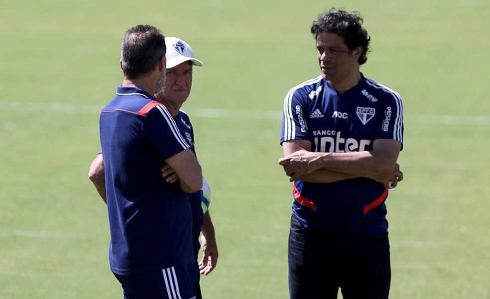 Vagner Mancini, Cuca e Raí conversam durante treino do São Paulo — Foto: Rubens Chiri / saopaulofc.net