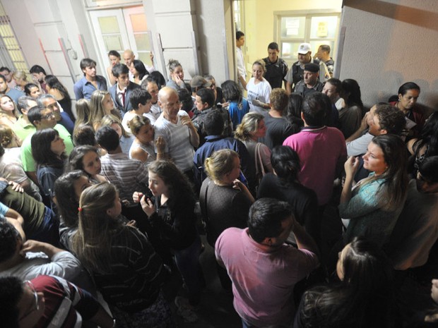 Parentes de vítimas se aglomeram em frente ao Hospital de Caridade de Santa Maria (Foto: Jean Pimentel/Agência RBS)