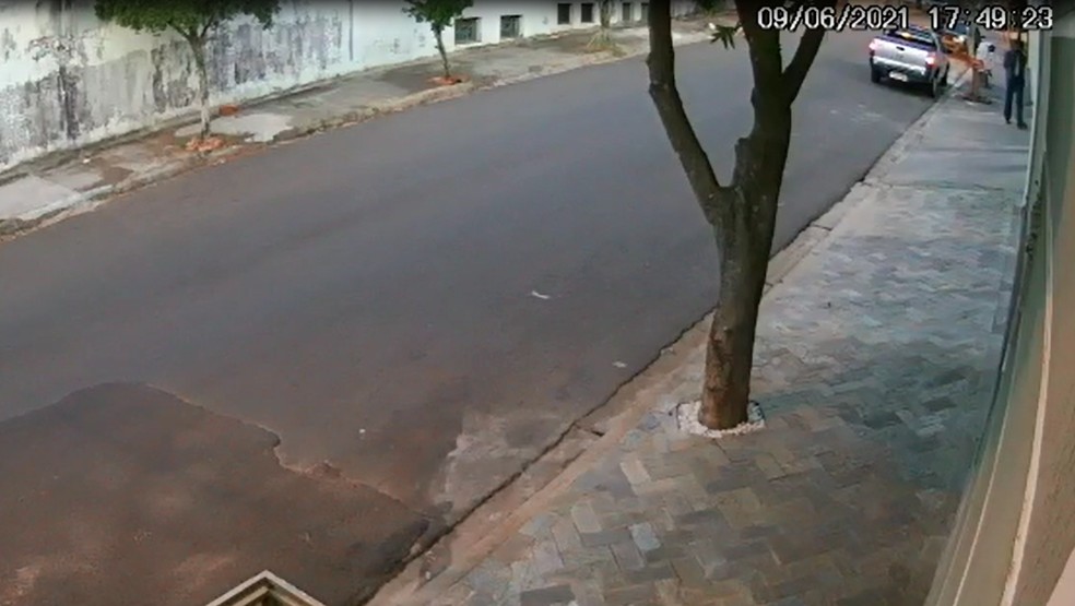Câmeras mostram chegada do suspeito na casa onde ocorreu o crime na última quarta-feira (9) — Foto: Circuito de Segurança