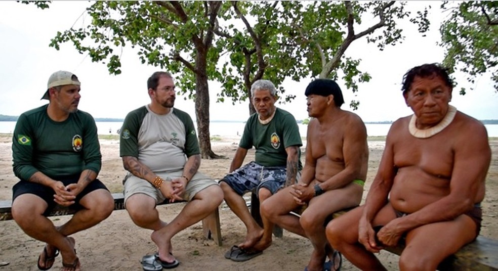 Os servidores da Funai [de verde], Eduardo Ribeiro e Otávio Moura, conversam com Rogério Cunha e o cacique Kotok, da aldeia Kamaiurá — Foto: ICMBio