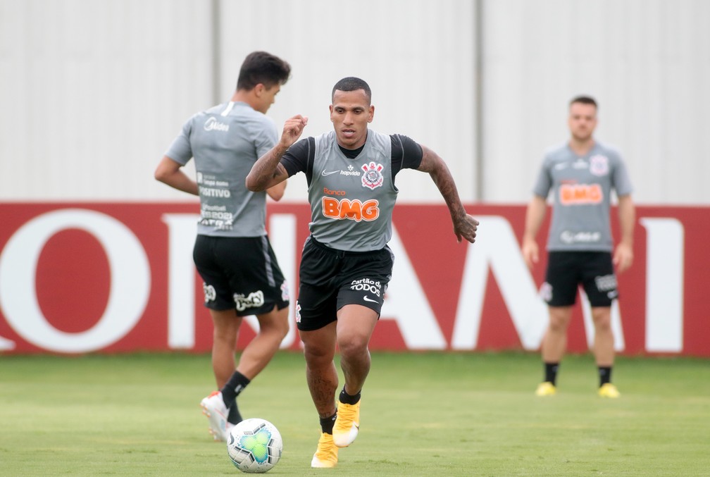 Timão treina no CT e Mancini esboça escalação para encarar o São Paulo; veja o provável time