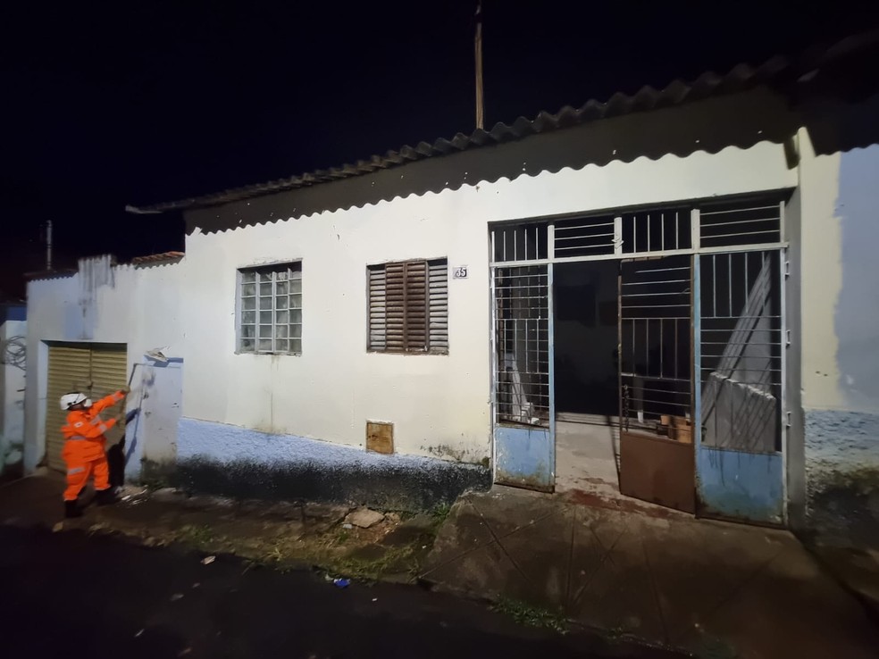 Corpo é encontrado enterrado e concretado em quintal de residência em bairro de Varginha — Foto: Jonatam Marinho / EPTV