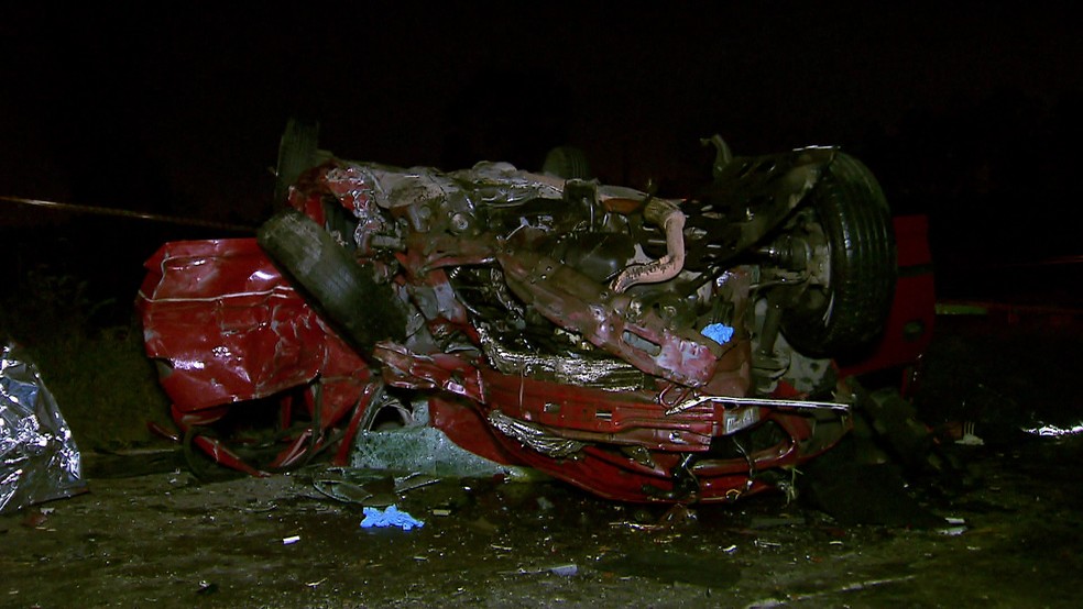 Carro ficou destruído em acidente em Guarulhos (Foto: Reprodução/TV Globo)