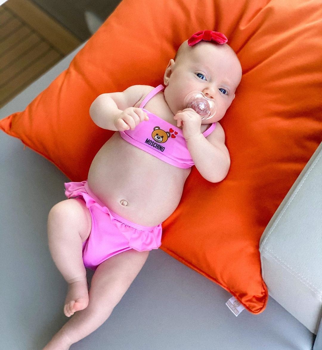 Vicky Justus, de 1 mês, com biquíni de grife (Foto: Reprodução/Instagram)