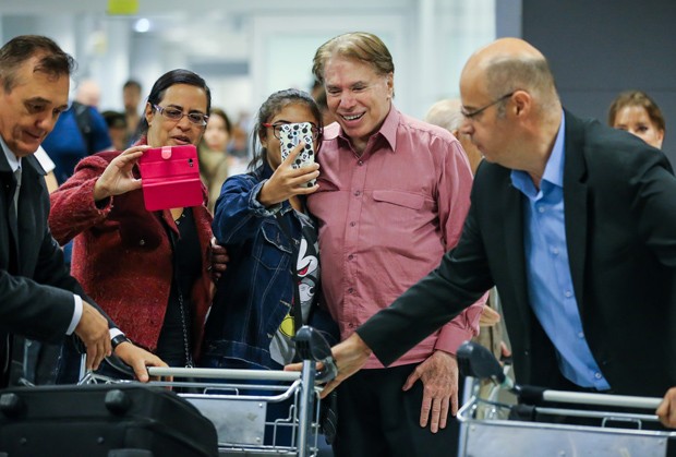 Silvio Santos desembarca no Brasil após viagem aos EUA (Foto: Manuela Scarpa/Brazil News​)