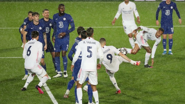 Benzema dá voleio no gol de empate do Real Madrid diante do Chelsea, em jogo debaixo de muita chuva