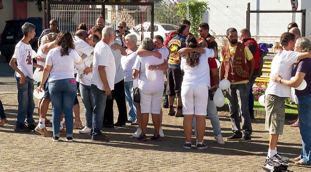 Uma semana após tiroteio em São Carlos com 4 mortes, famílias e amigos de vítimas participam de missa no local do crime