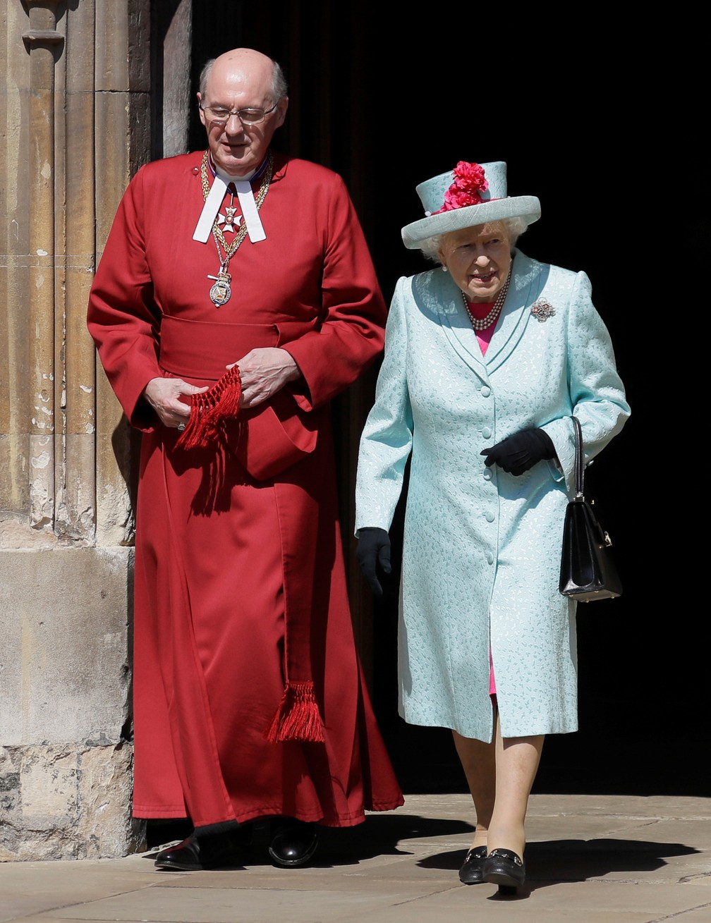 A Rainha Elizabeth II e o reitor de Windsor, David Conner, deixam celebração da Páscoa na Capela de Saint George, no Castelo de Windsor, no Reino Unido — Foto: Kirsty Wigglesworth/Pool via REUTERS