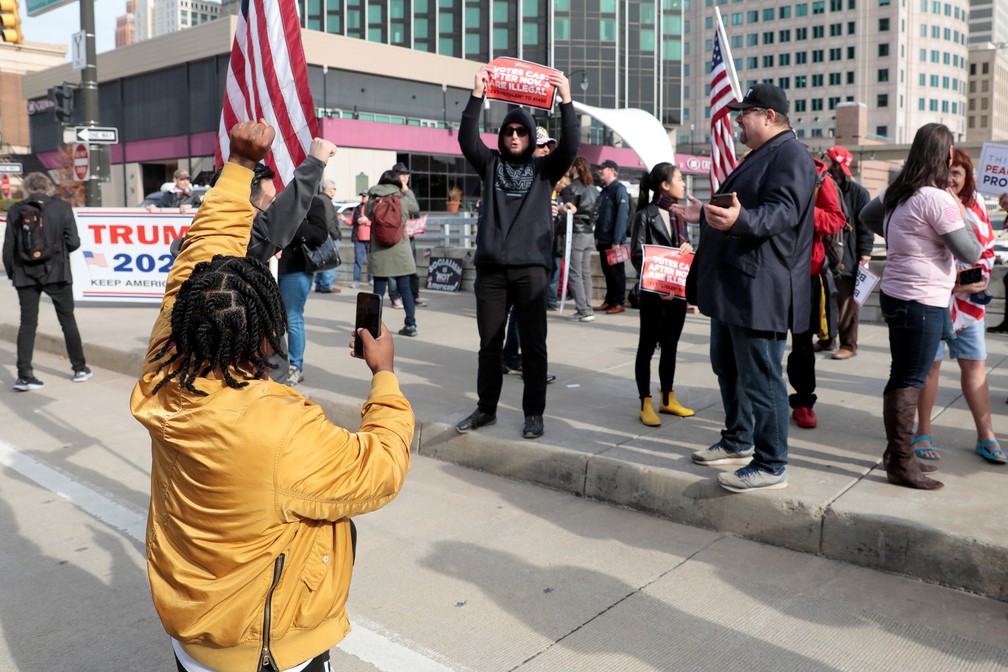 Apoiadores do presidente dos Estados Unidos, Donald Trump, protestam em frente ao TCF Center, em Detroit, nesta quinta-feira (5) — Foto: Rebecca Cook/Reuters