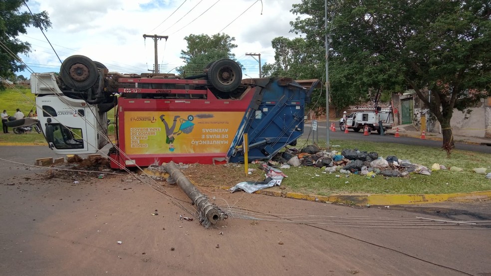 Caminhão da Prudenco tombou na Rua Abílio Nascimento com a Avenida Juscelino Kubitschek — Foto: João Martins/TV Fronteira