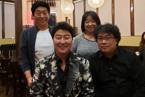 Bong Joon-Ho, diretor de Parasita, e Song Kang-Ho, protagonista do filme, no restaurante Soban em Los Angeles (Foto: Instagram)