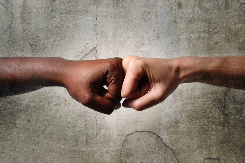 Desigualdade racial é tema de debate online — Foto: Getty Imagens